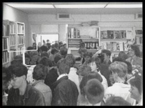 Publiek tijdens de heropening van het verbouwde documentatiecentrum de Feeks. 1986