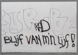 Graffiti op muur, met de tekst: 'Blijf van mijn lijf!'. 1990