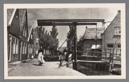 Vrouwen in Volendamse klederdracht bij ophaalbrug. 1900?