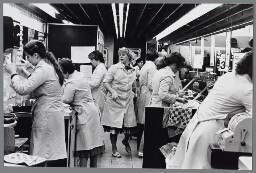 Verkopers van vleeswaren bij de HEMA. 1980