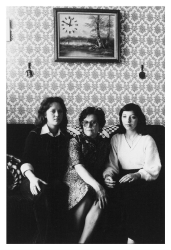 Spaans gezin op de bank in hun huiskamer. 1979