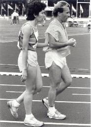 Blinde atlete met haar begeleider tijdens de Wereldspelen voor Gehandicapten 1990