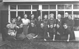 Groepsfoto van cursisten op Vrouwen Vormingcentrum De Born. 1942