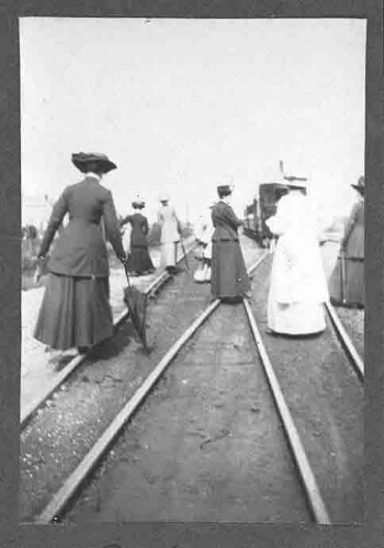 Leden wandelend tussen de rails tijdens een bijeenkomst 1911
