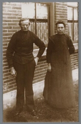 Veluws echtpaar, buiten voor het huis. 1924