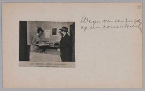 'Wegen van een zuigeling op een consultatiebureau: baby weighing, infant consultations 1898
