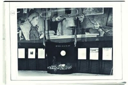 Stand met het Verzetskruis en voorpagina's van illegale kranten op de afdeling 'De vrouw in de oorlog' van de tentoonstelling 'De Nederlandse Vrouw 1898-1948'. 1948