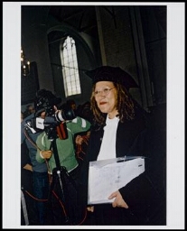 Portret van Gloria Wekker, omringd door de pers, ter gelegenheid van haar oratie als de eerste Nederlandse hoogleraar gender en etniciteit aan de Universiteit Utrecht 2002
