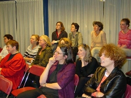 Publiek luistert naar sprekers tijdens de feestelijke middag ter viering van de terugkomst van de geroofde archieven van het iav, die na 63 jaar weer 'thuis' zijn. 2003
