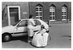 Een gehandicapt bruidje in rolstoel op weg naar de Sakramentsprocessie te Kerkrade 1984