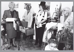 Opening van het gebouw  van de Maan vrouwenhulpverlening door mevr 1990