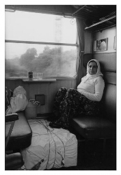 Turkse vrouw in de trein op weg naar Turkije. 1979
