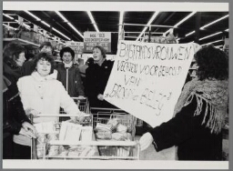 Bijstandsvrouwen in actie zij eisen f 400.- meer uitkering 1983