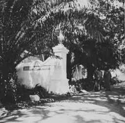 Enkele personen staand op oprijlaan in tuin 1938