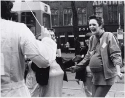 Vrouwenstaking in Amsterdam, georganiseerd uit protest tegen de abortuswet die in dat jaar door de Tweede en Eerste Kamer werd aangenomen 1981