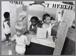 Kinderen van gemeentecrèche 'Okki' spelen in hun eigen winkeltje. 1989