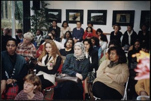 Publiek bij de forumdiscussie 'politieke participatie van zmv-vrouwen in Europa' ter gelegenheid van de 8 maart themadag 'Vrouwelijke inspiratie in Europa'. 1998