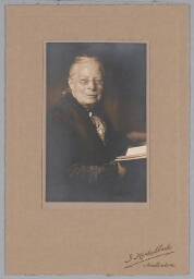 Studioportret van Catharine van Tussenbroek : de eerste vrouw, die toelatingsexamen  deed voor de universiteit en de tweede vrouwelijke arts in Nederland, bijna 70 jaar. 1922