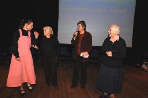 Ter gelegenheid van Internationale Vrouwendag organiseert de groep 'Vrouwen Tegen Uitzetting' de discussiemiddag 'Fatsoen moet je doen...Pardon?' 2004