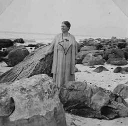 Johanna Westerdijk poseert op het strand 1938