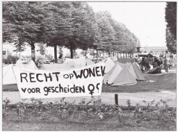 Een dag werden tenten opgeslagen op een groenstrook bij een drukke verkeersweg 1980