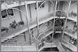Twee vrouwen staan op de trap in het trappenhuis van de 'Flessenhals', waar 50+ vrouwen wonen. 1989