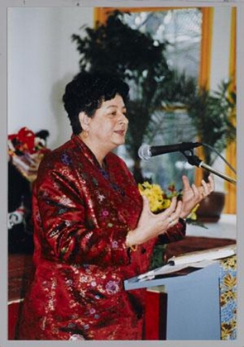Tara Singh Varma tijdens de viering van het Chinese Nieuwjaar bij Zami 1999