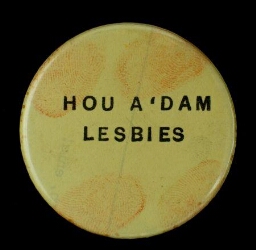 'hou a'dam lesbies'. Button