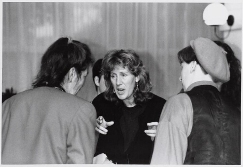 Leden van een koor krijgen stemtraining. 1993