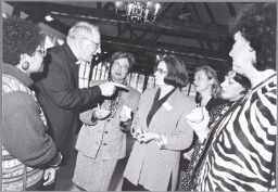 Monseigneur Simonis is te gast op het symposium over 'Moderne Armoede' georganiseerd door het CDA Vrouwenberaad. 1996