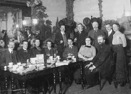 Johanna Westerdijk in gezelschap aan grote tafel, tijdens studietijd in Amsterdam 1900-1904 1900-1904