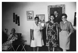groepsportret van vrouw die haar woning en haar Nicaraguaanse dienstmeisjes toont 1984