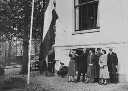 Opening Bloemendaalsche huis: hijsen van de vlag. 1939