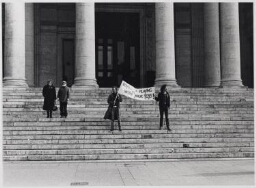 Aanmoediging van de demonstranten van de 'Stop the arms race'. 1983