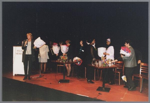 Links Jacqueline van Loon, directeur van Stichting Vluchtelingenwerk Amsterdam, tijdens de Zami Award 2001 (thema: vluchtelingen) 2001