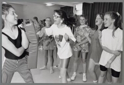 Zelfverdedigingscursus voor meisjes in groep 8 van de basisschool 1990