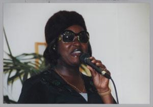 Optreden van Monique Hoogmoed als Miss Black Bean tijdens een ZamiCasa (eet- en activiteitencafé van Zami) met als thema: humor. 2001
