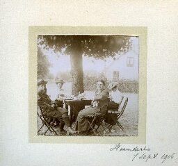 Johanna Westerdijk (2e van rechts), met haar vriendinnen Catharina (To) Sluiter (3e van rechts) en Chris Pouw en waarschijnlijk Carel Philip Sluiter, de vader van To, rustten uit tijdens hun fietstochtje in Gelderland 1906
