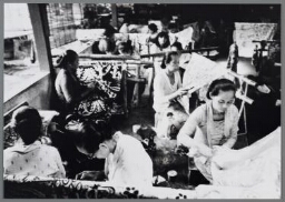 Vrouwen aan het batikken, Indonesië ? 198?