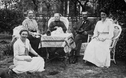 Anna Reynvaan met de familie Kuiper. 1917