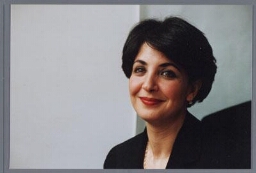Portret van Khadija Arib, lid van de Tweede Kamer voor de PvdA, tijdens Zami bijeenkomst. 1998