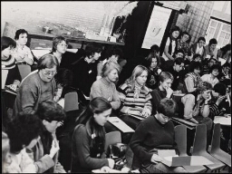 Vrouwen luisteren toe op de Eerste Internationale Lesbische Konferentie in Amsterdam op 27 december 1980 1980