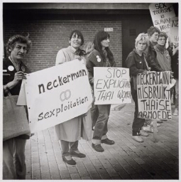 Domitilia en Solidariteitsgroep Thailand protesteren bij de opening van een kantoor van reisbureau Neckermann tegen het organiseren van speciale sexvakanties naar Aziatische landen. 1981
