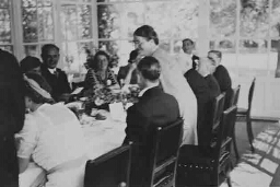 Johanna Westerdijk staand aan tafel bij een bruiloft 1938