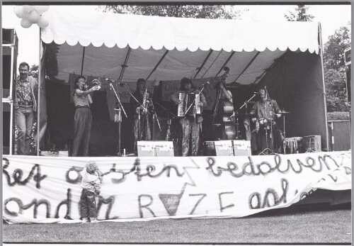 Optreden van The Fabulous Dirt Sisters tijdens Roze Zaterdag. 1987