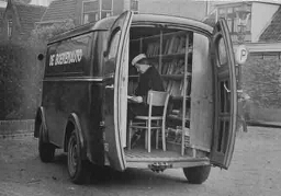 De rijdende bibliotheek : 'de boekenauto'. 1949