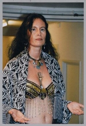 Nina Kahle, buikdanseres, tijdens een Zamicasa (informatie, netwerk & promotion bijeenkomst van Zami). 2003