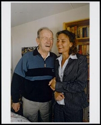 Tweede kamerlid Anja Timmer (rechts) op bezoek bij meneer Arlës, ex-bankdirecteur 2003
