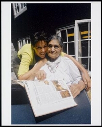 Mevrouw Hayat met verzorgende Miriam Rieger in verpleeghuis Amstelhof 2002