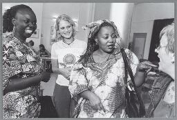 Deelnemers maken kennis tijdens de bijeenkomst 'Vrouwen/Bewegingen en de Wereld', georganiseerd door de Stichting Vrouwen en Diversiteit 2003
